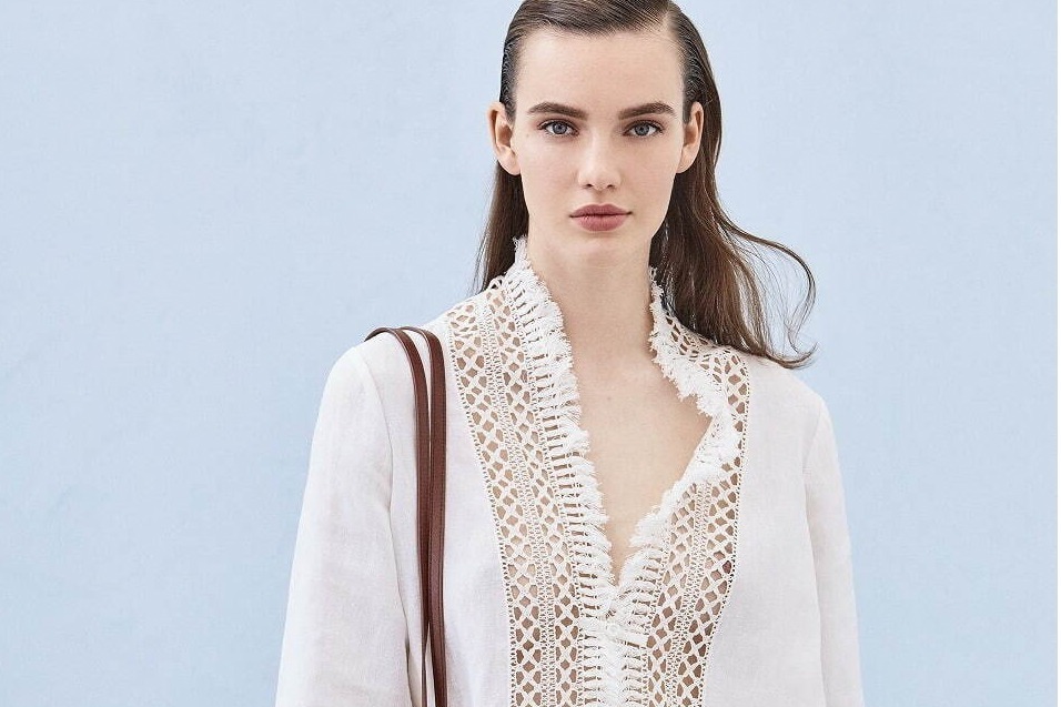 ジョルジオ アルマーニ22年春夏"リゾート感溢れる"クロシェ編みトップス＆ボタニカルパンツ