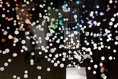 エマニュエル・ムホー×コカ・コーラのインスタレーション - 広がっていく色とりどりのバブル
