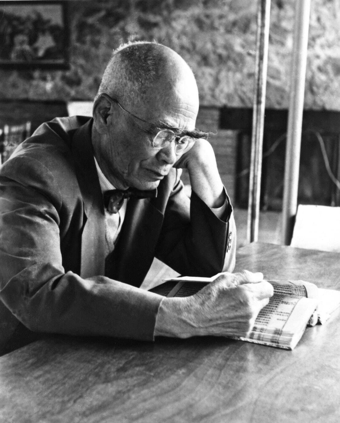 本を読む鈴木大拙 86才 メキシコ エーリッヒ・フロム邸にて 1956年 ©D.T. Suzuki Museum