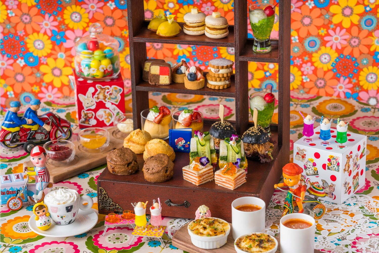 クリームソーダ｜ヒルトン広島「NEOレトロ」アフタヌーンティー、“クリームソーダ＆ホットケーキ風”スイーツなど