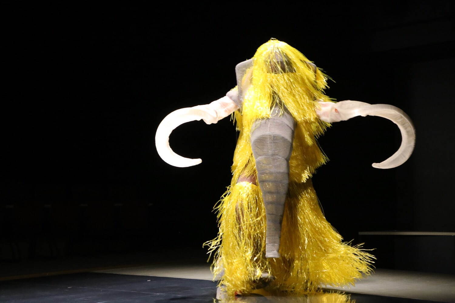 MAMMOTHの衣装で踊る藤村港平 2020年 photo: 出口敏行