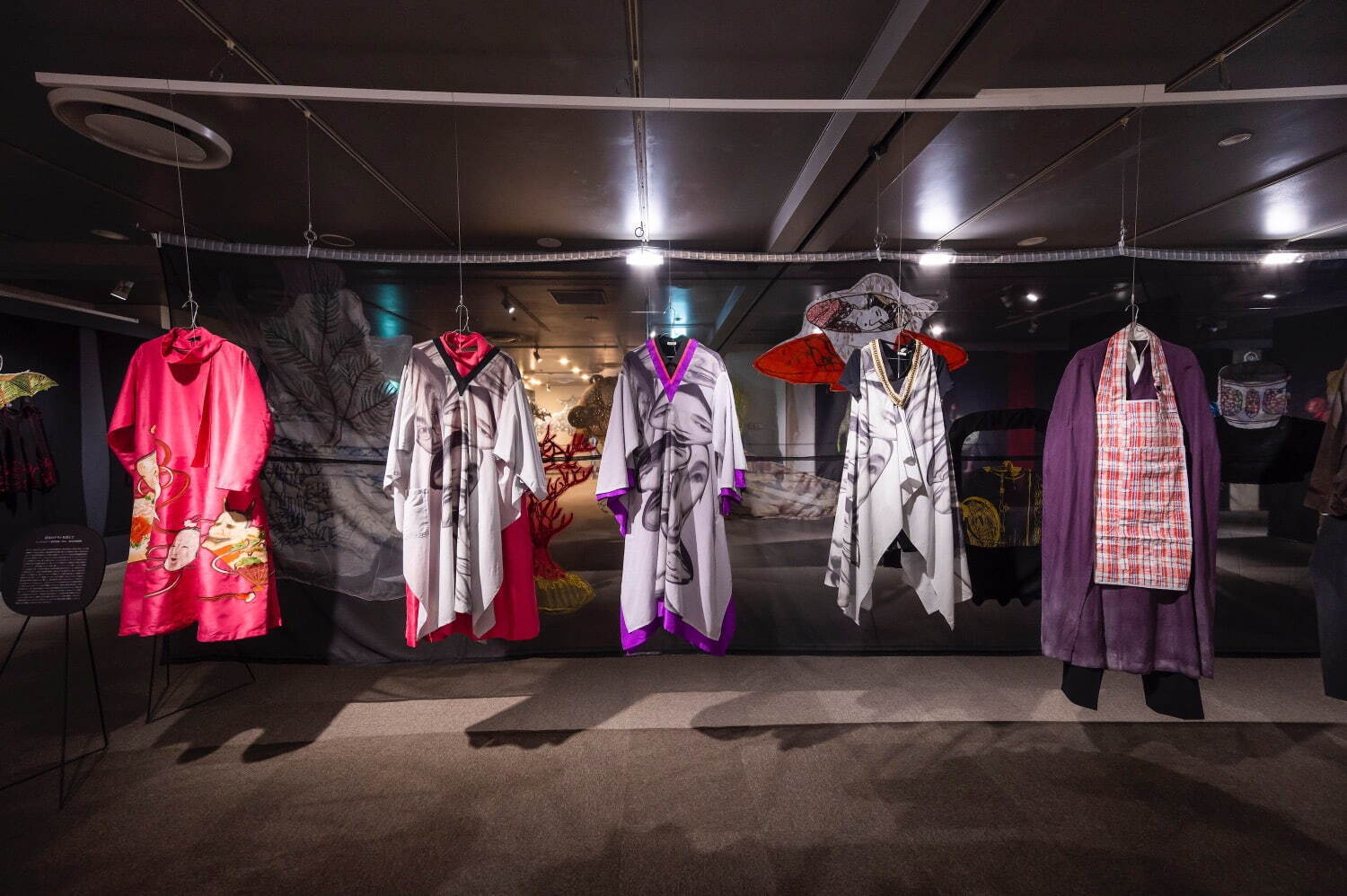 ひびのこづえの展覧会が熊本市現代美術館で - 動き、変化する“不思議の森”の衣装の世界を展開｜写真5