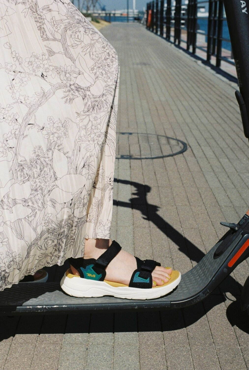 Teva“スニーカー感覚で履ける”新アイコンサンダル「ザイミック」タウン 