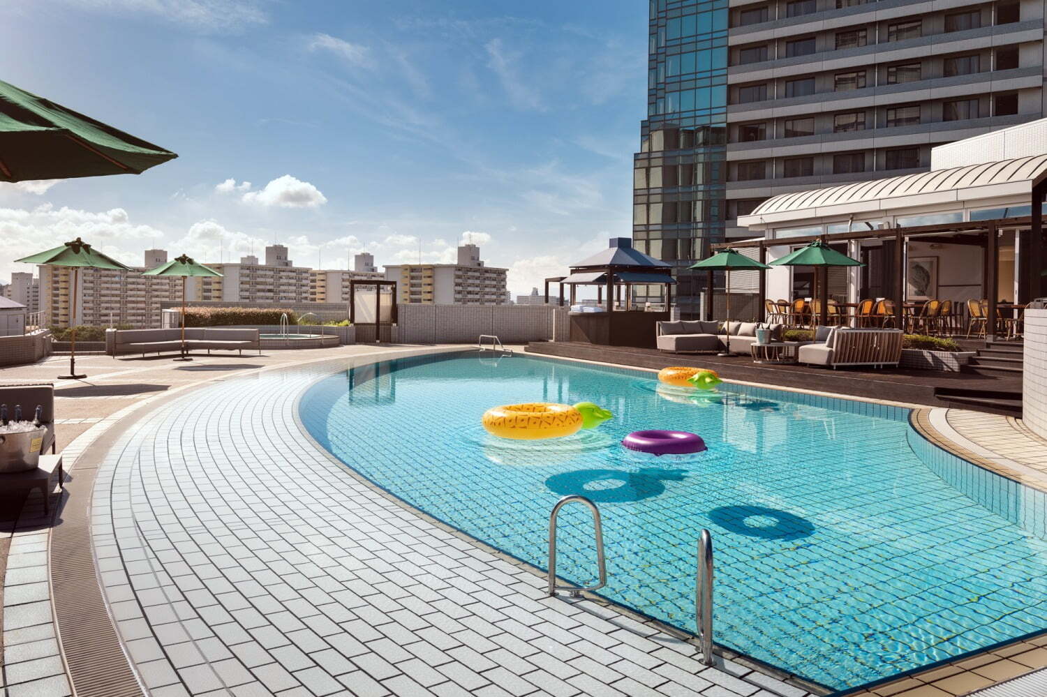 ナイトプール｜ハイアット リージェンシー 大阪の屋外プールがオープン、24時間営業のナイトプールも