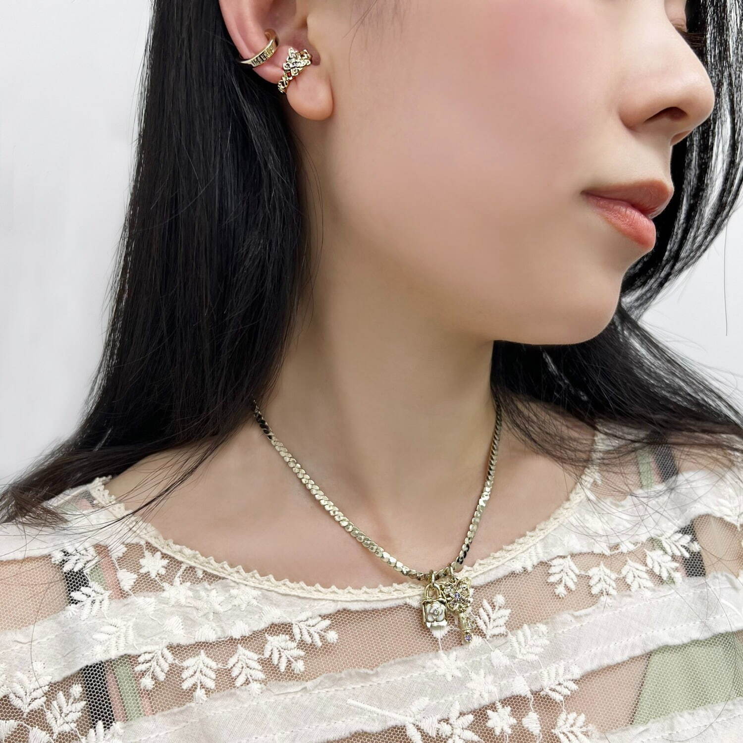 アナ スイ“鍵＆蝶”モチーフのメタリックネックレスや