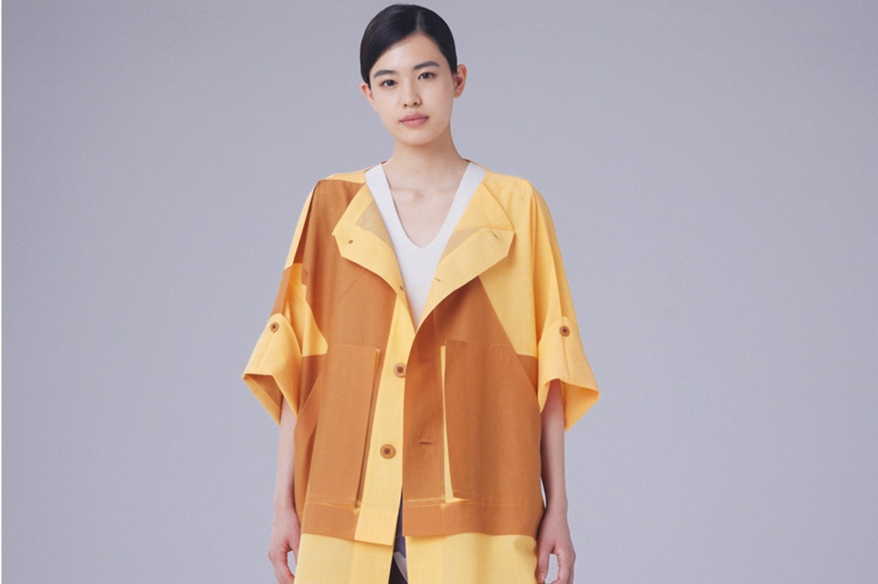 132 5. イッセイ ミヤケ「三角形」柄の新作ウェア、大胆配色のコートやセットアップ