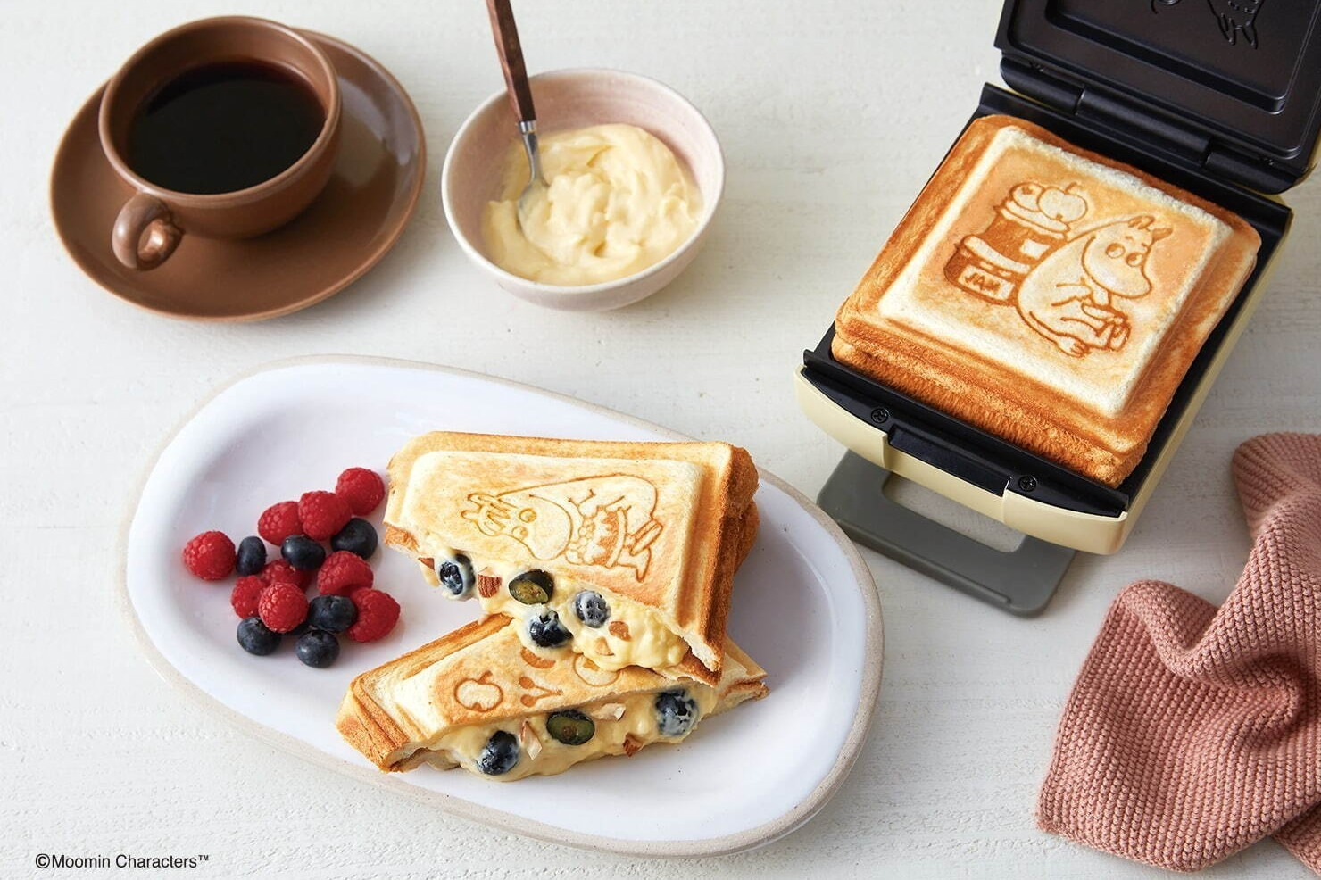 ムーミンカフェ新作、北欧「ブルーベリーコーヒー」イメージのデザート風ホットサンド