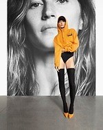 バーバリー新作“オレンジロゴ”刺繍のメンズフーディーやワンピース型スイムウェア｜写真1