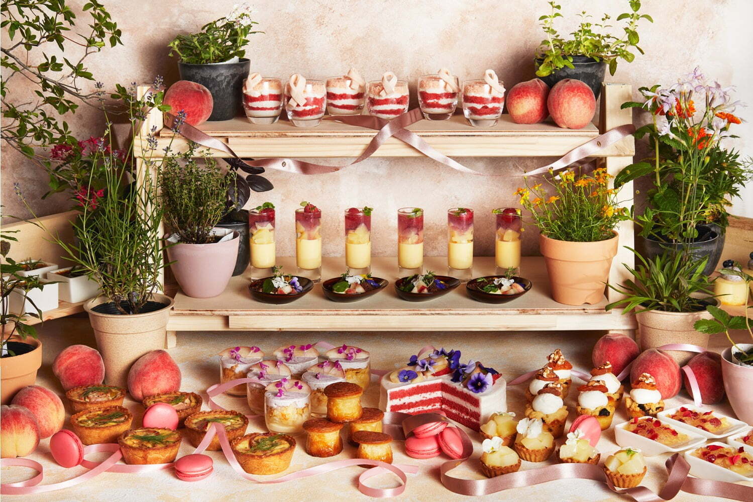 インターコンチネンタルホテル大阪“ピーチスイーツ”ビュッフェ、さっぱり桃パフェ＆ロールケーキなど