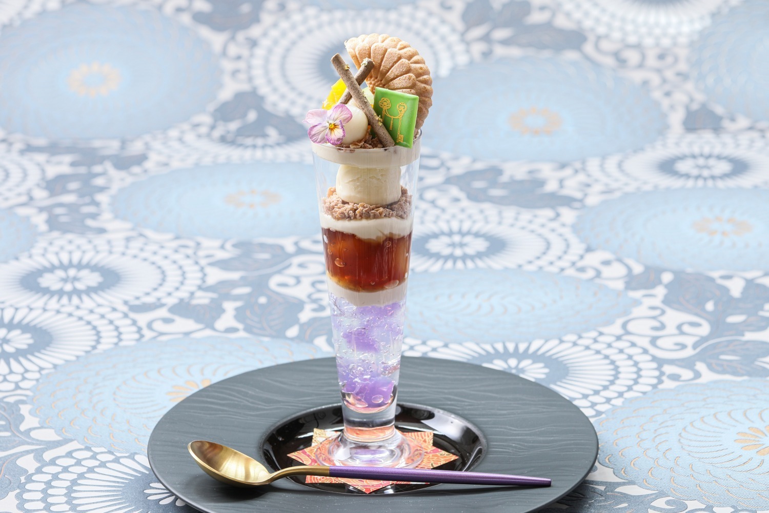 パフェ｜ストリングスホテル 名古屋の限定“お茶パフェ”、伊勢のほうじ茶＆煎茶の濃厚アイスを重ねて