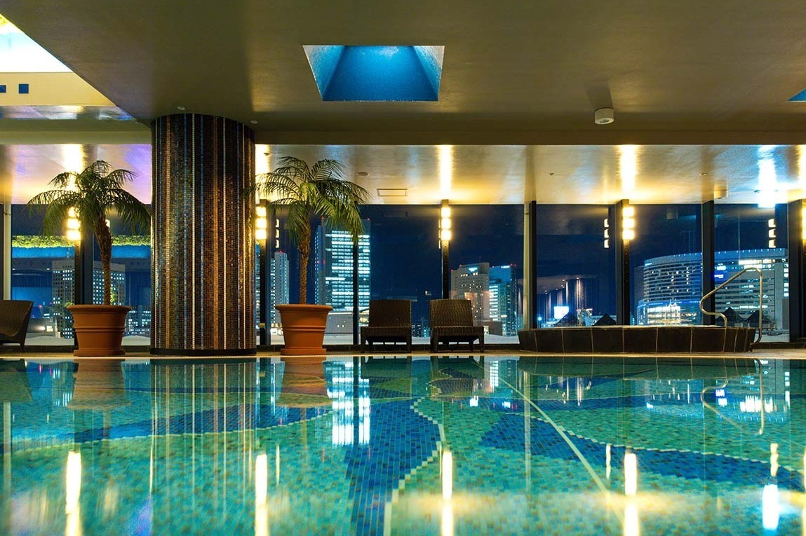 ナイトプール｜横浜ベイホテル東急、横浜の夜景と楽しむ「大人だけのナイトプール」サウナも完備