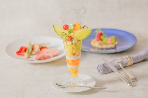 パフェ｜「贅沢クラウンメロンパフェ」東京・横浜・埼玉で、赤＆青肉メロンを贅沢に使用