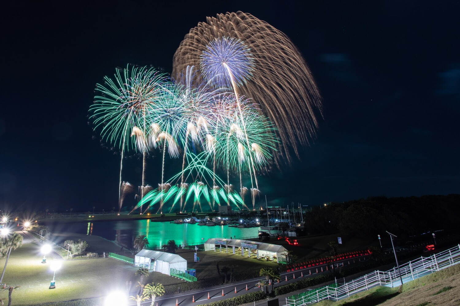 「東北未来芸術花火2022」音楽とシンクロした芸術花火、宮城・鳥の海公園で開催｜写真4