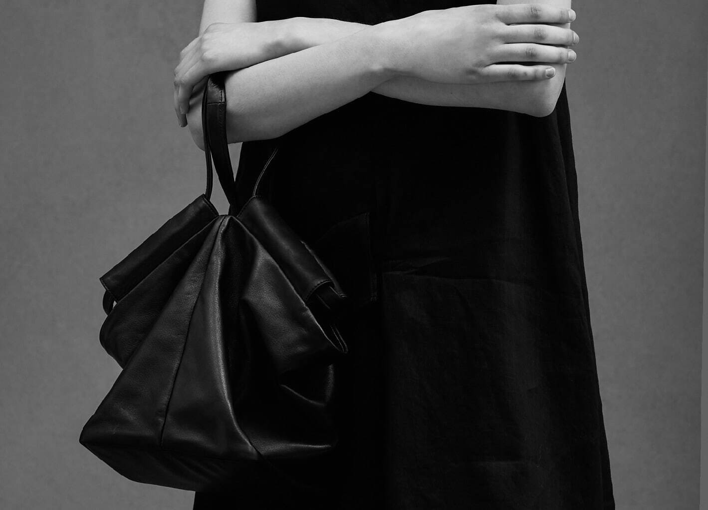 ディスコード ヨウジヤマモト“服のようなドレープ感”のレザーバッグ 