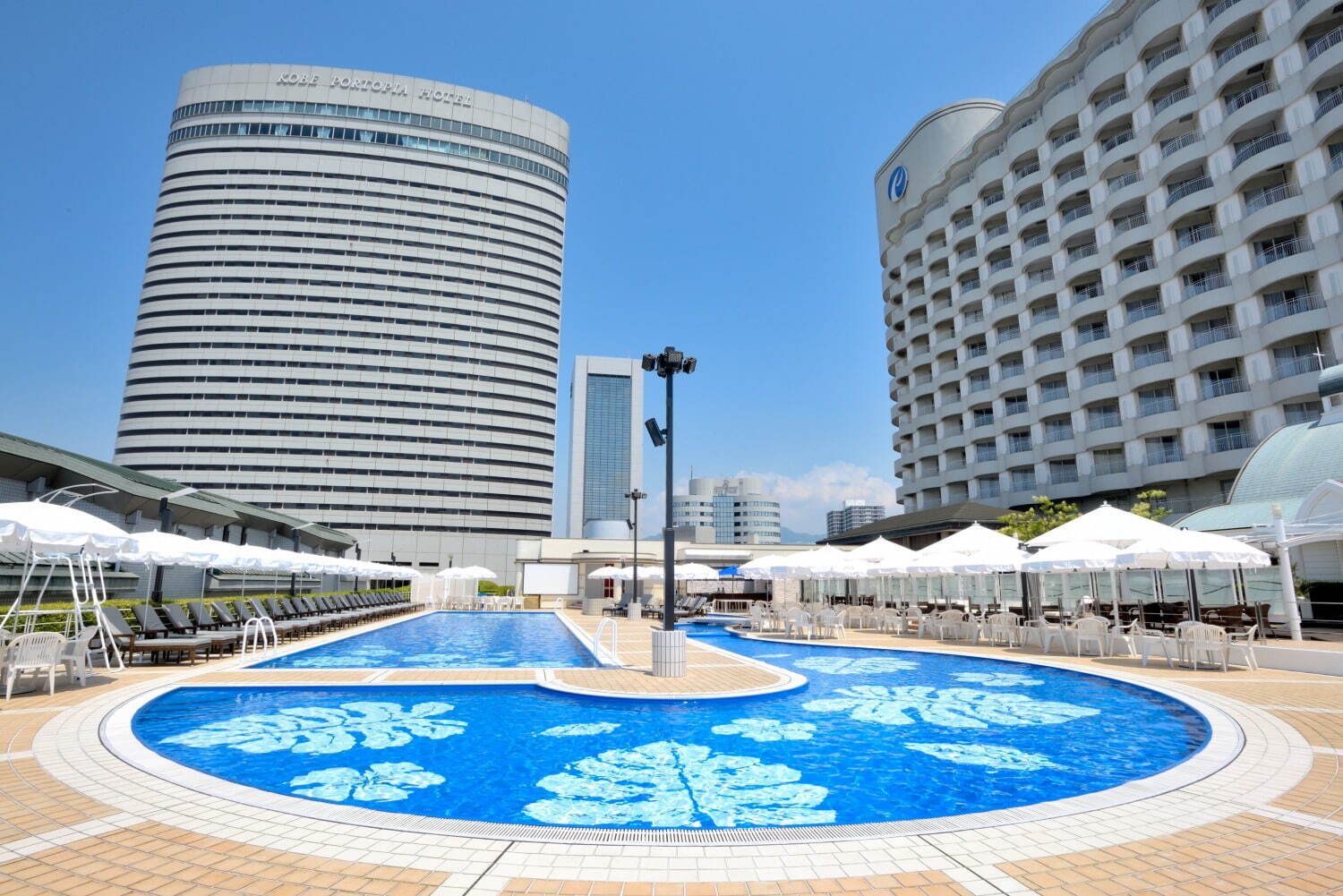 神戸ポートピアホテル”都会のリゾート”を味わえる屋外プールがオープン、幻想的なナイトプールも｜写真2