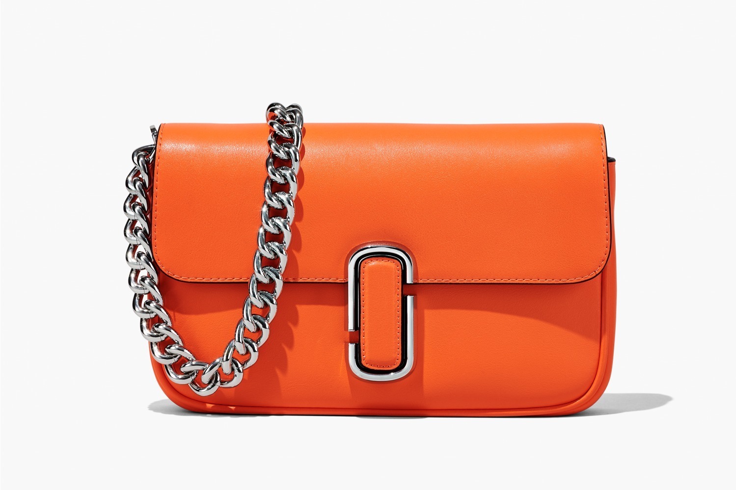 マーク・ジェイコブス｜マーク ジェイコブス「J マーク」クロージャーが輝く新作バッグ、ロゴ入りストラップ＆チェーン付き