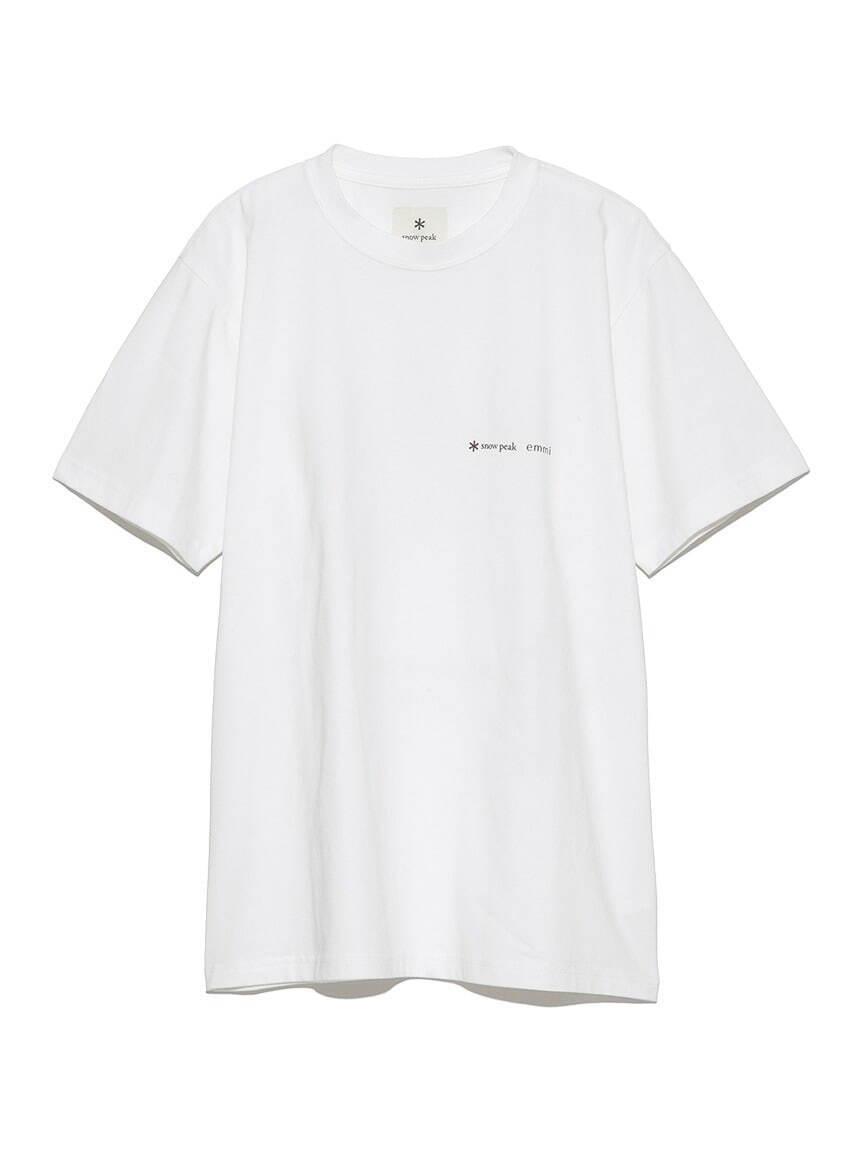 エミ×スノーピークのコラボTシャツ、背中に“アウトドアチェア”グラフィックを配して｜写真4