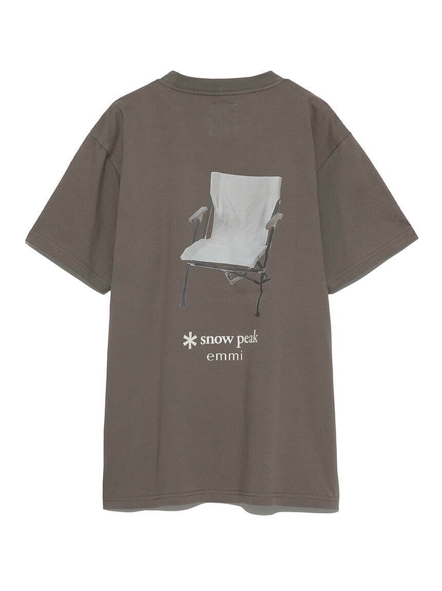 エミ×スノーピークのコラボTシャツ、背中に“アウトドアチェア”グラフィックを配して｜写真3