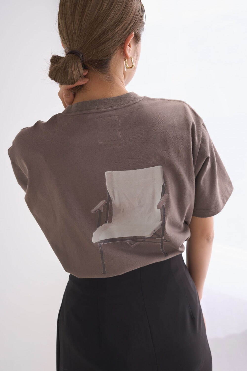 エミ×スノーピークのコラボTシャツ、背中に“アウトドアチェア”グラフィックを配して｜写真6