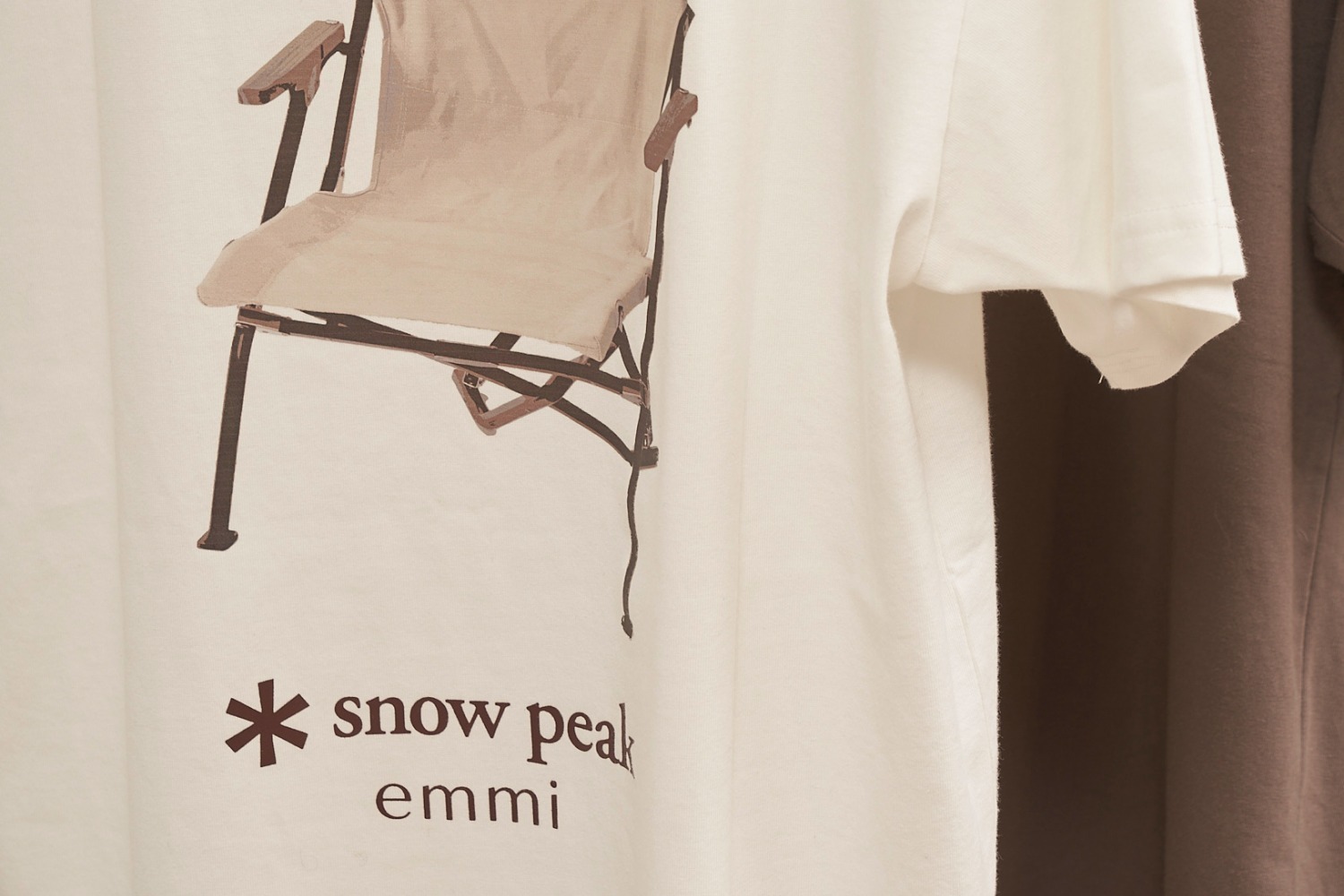エミ×スノーピークのコラボTシャツ、背中に“アウトドアチェア”グラフィックを配して