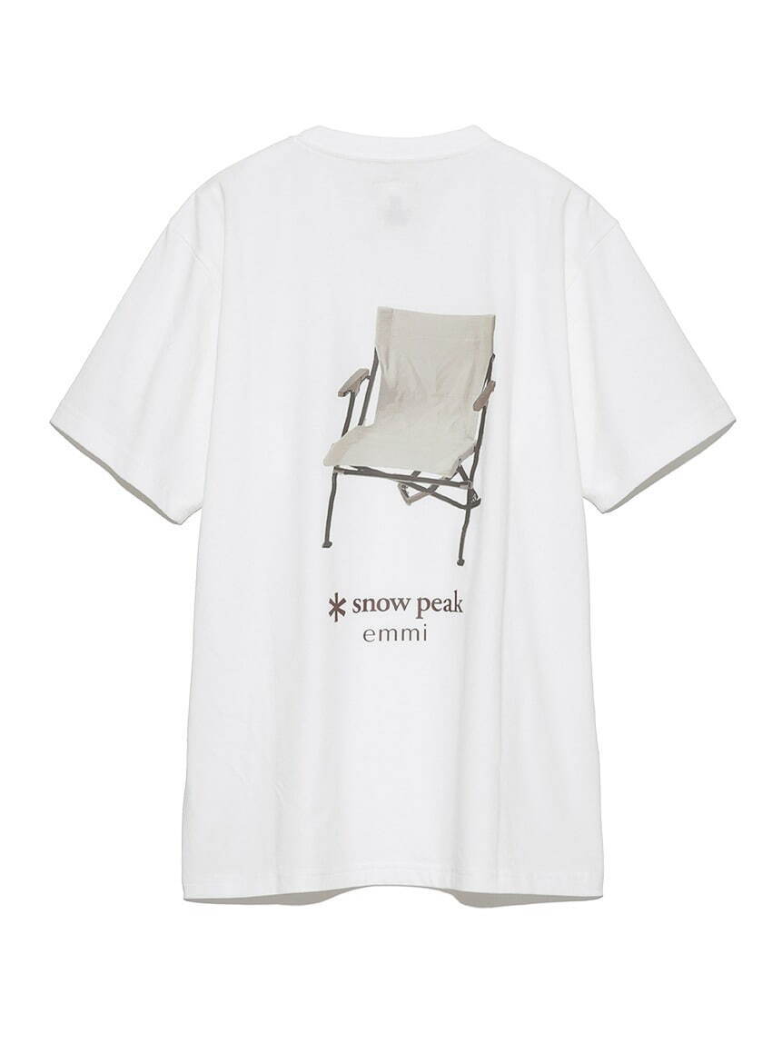 エミ×スノーピークのコラボTシャツ、背中に“アウトドアチェア”グラフィックを配して｜写真2