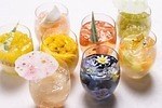 グランド ハイアット 東京、夏フルーツ＆食べられる花の涼しげグラススイーツ「ベリーヌ」