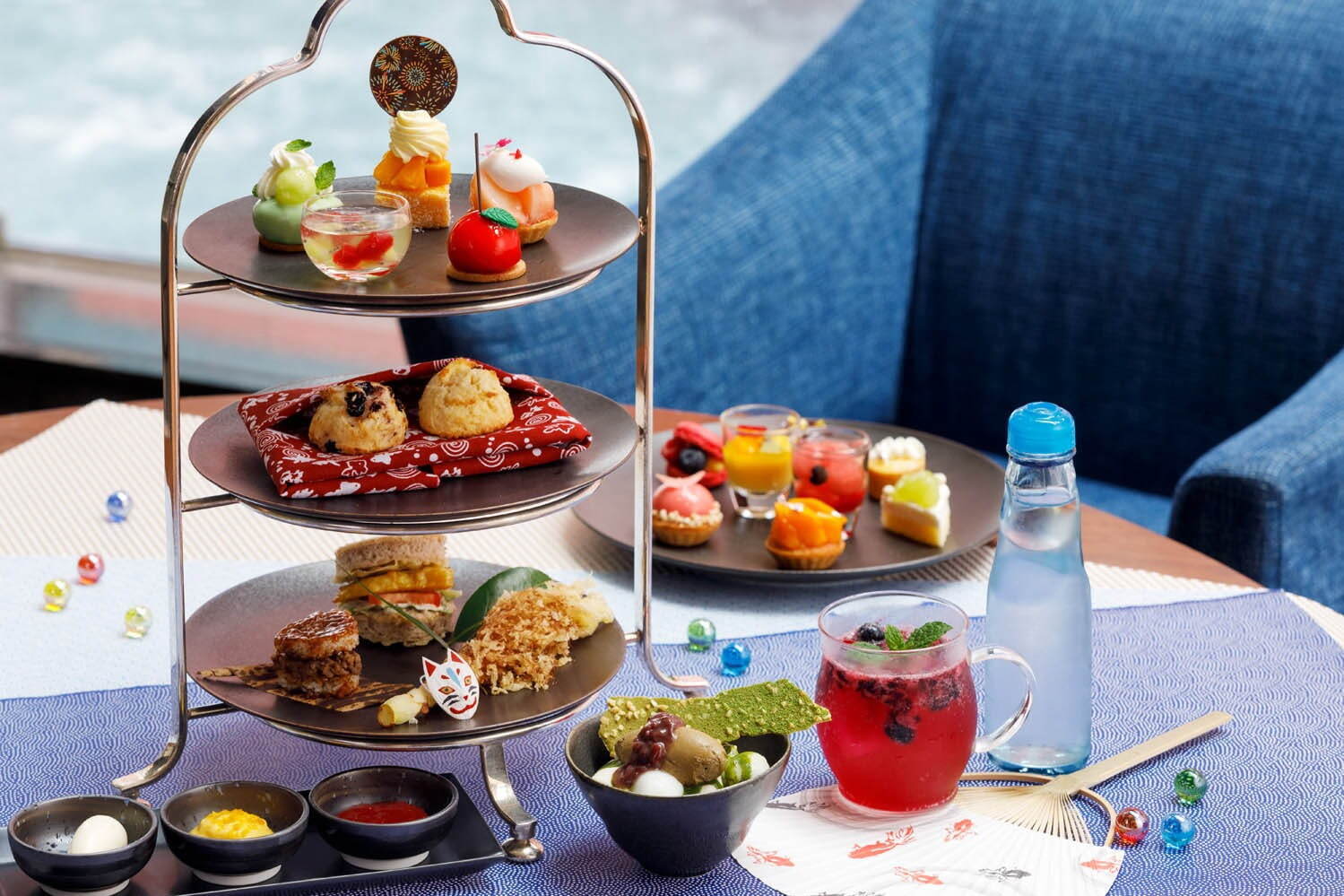 ダックワーズ｜グランド ハイアット 福岡で“縁日”テーマの夏アフタヌーンティー、金魚鉢のジュレやりんご飴風ムース