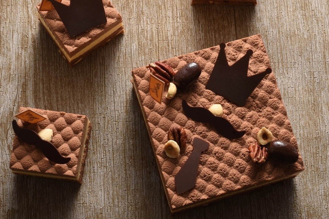 フレデリック・カッセル”ネクタイやひげ”モチーフを飾ったケーキ＆アプリコットの限定タルト