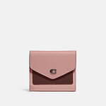 コーチの新作革小物、淡い“虹色”グラデーションの財布＆ミニチュアバッグのチャームなど｜写真5