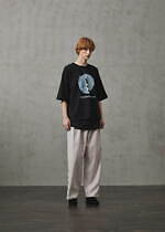 シャリーフ新作“アップル＆ワイヤー”グラフィックのTシャツ、ワイドシルエットのデニムパンツも｜写真3