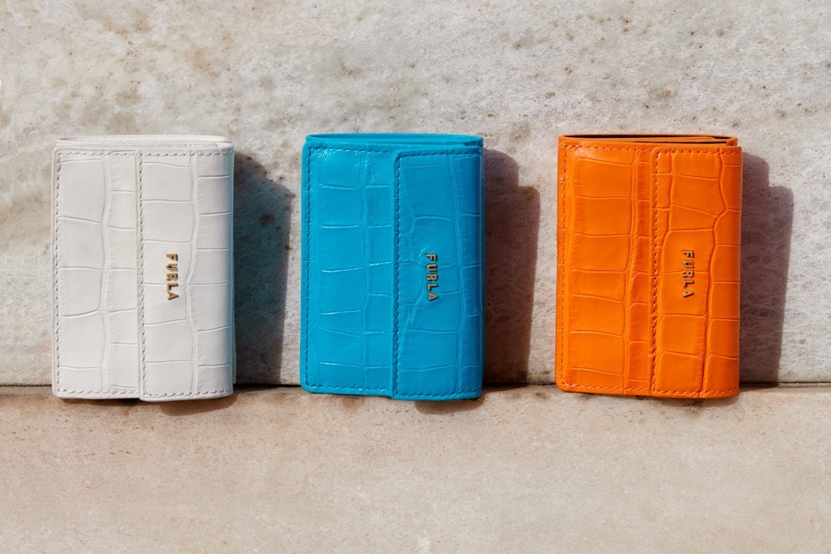 フルラ新作、蛍光カラーのクロコ型押しレザー財布＆アーチロゴ煌めく 