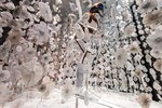 花吹雪のような雪が、銀座メゾンエルメスのウインドウディスプレイを覆う - 日本の四季が持つ美しさを表現｜写真2