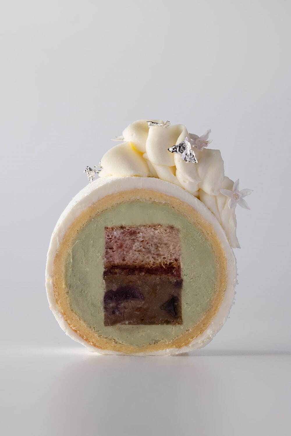 帝国ホテル 東京、英国エリザベス女王の即位70周年記念ケーキ「45°」王室の象徴ティアラをモチーフに｜写真3