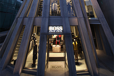 ケヤキ並木にそびえ立つ、木の幹のビル！ヒューゴ ボスが團紀彦設計の新ショップを表参道にオープン