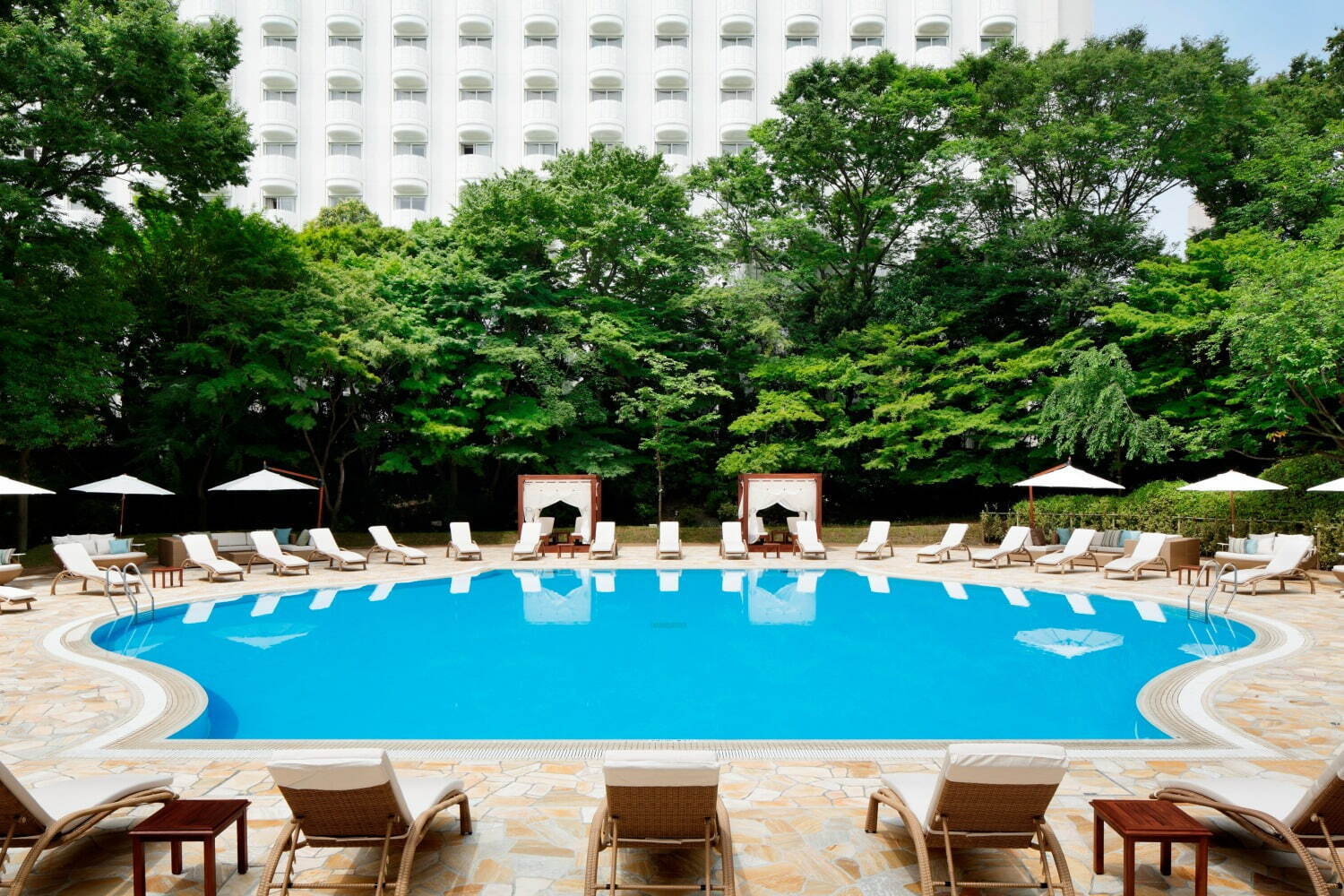 夏季限定の屋外プールが東京・高輪エリアのプリンスホテルで、夜はライトアップ&BGMで幻想的に｜写真1