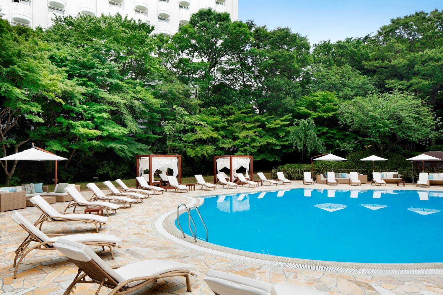 夏季限定の屋外プールが東京・高輪エリアのプリンスホテルで、夜はライトアップ&BGMで幻想的に｜写真2