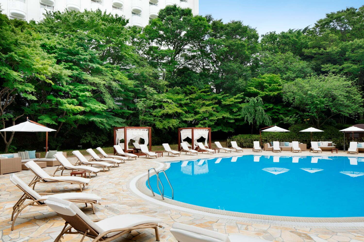 ナイトプール｜夏季限定の屋外プールが東京・高輪エリアのプリンスホテルで、夜はライトアップ&BGMで幻想的に