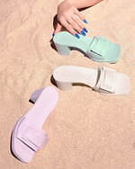 セルジオ ロッシ“夏色”シューズ、キラキラクリスタルのトングサンダルやバックル付きスライドサンダル｜写真10