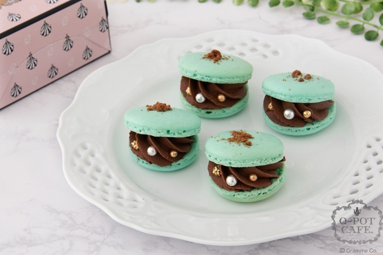 Q-pot CAFE.「ミントチョコレートマカロン」爽やかミント×濃厚チョコで人気アクセを再現 - ファッションプレス