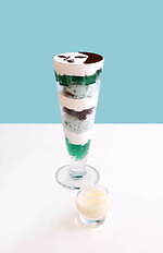 よーじや「チョコミントスイーツ」“追いミルクミントソース付き”清涼感チョコミントの顔パフェ｜写真2