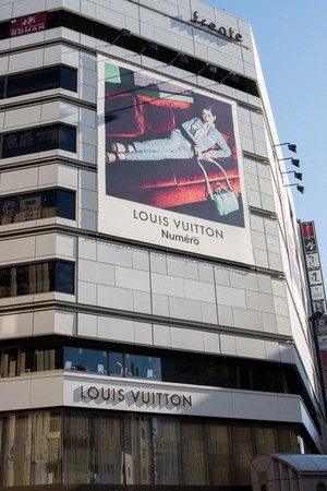 真木よう子がルイ・ヴィトンの街頭広告ビジュアルに！新宿の新路面店の上に出現｜写真2