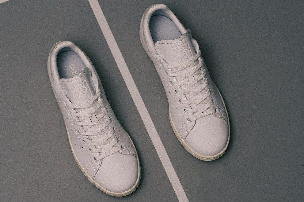 アディダス オリジナルス「スタンスミス」日本限定スニーカー、レザー風リサイクル素材を使用