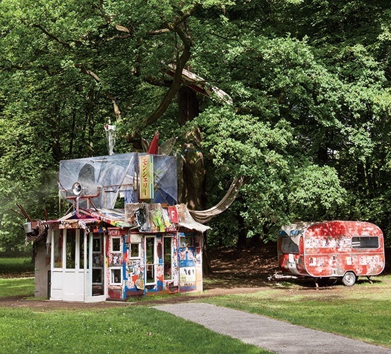 大竹伸朗《モンシェリー:自画像としてのスクラップ小屋》2012年 Commissioned by dOCUMENTA(13) Photo: 山本真人