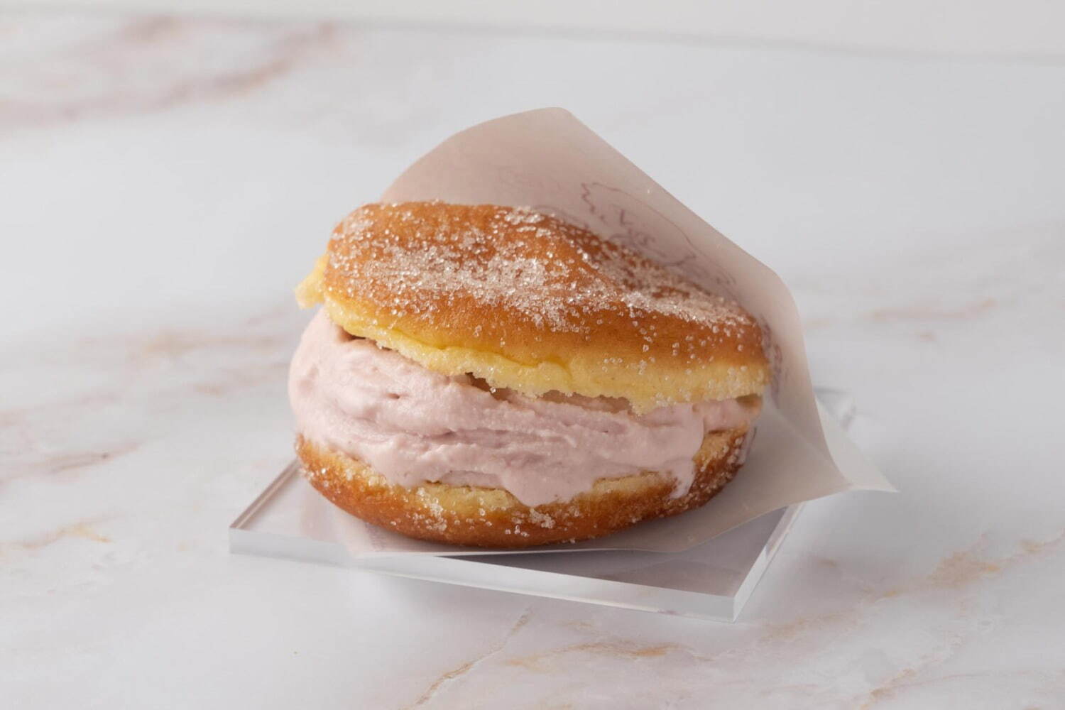 コエ ドーナツ(koe donuts) ジェラートサンドドーナツ｜写真1