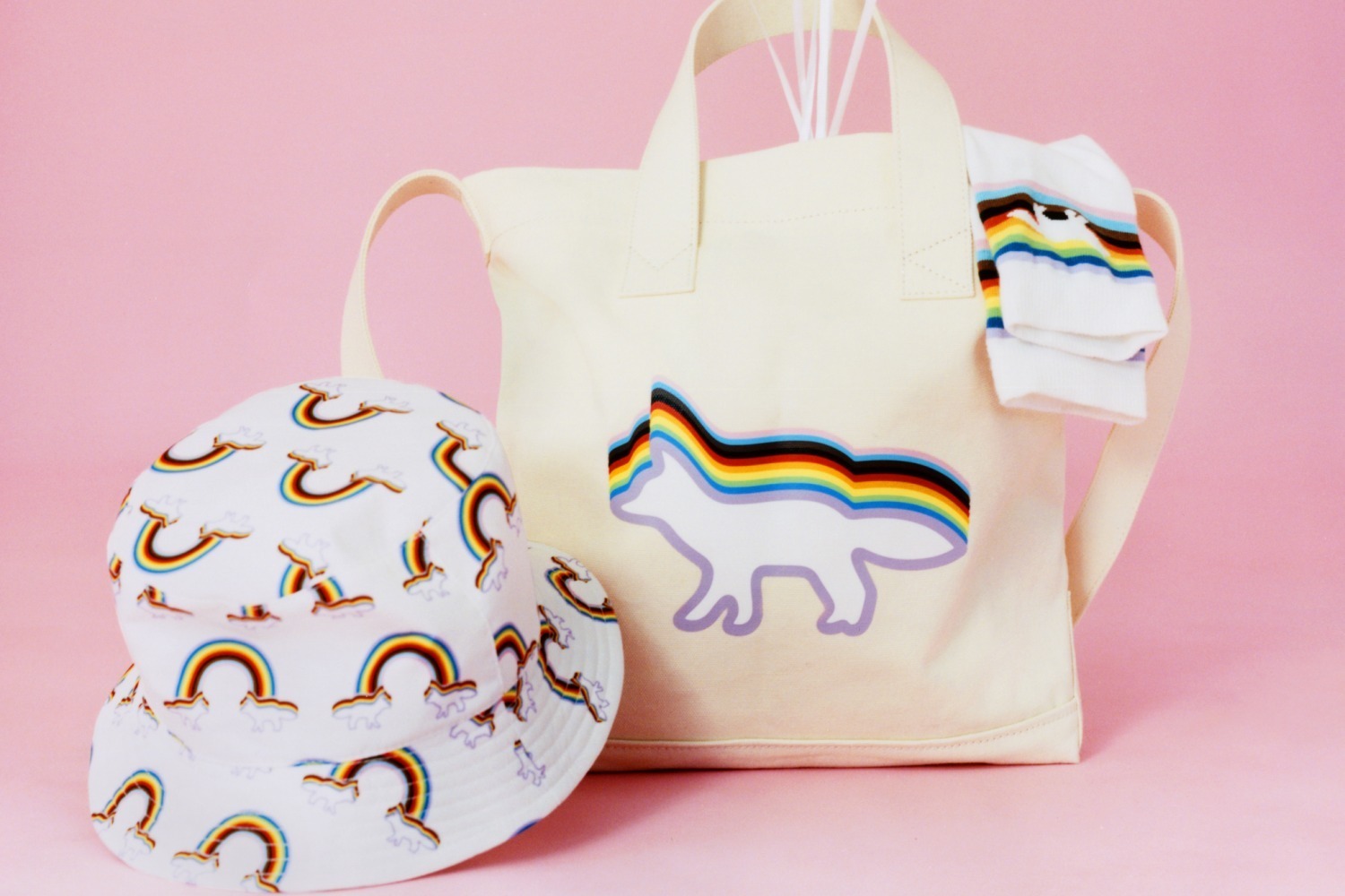 レッグウェア｜メゾン キツネの新作「レインボーフォックス」ユニセックスTシャツやトートバッグ