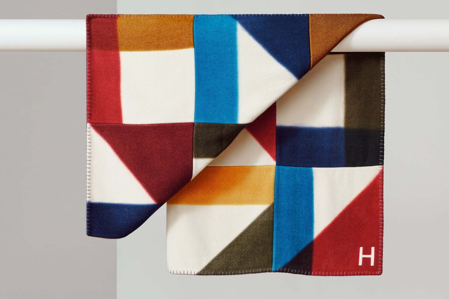 エルメス“パッチワークが美しい”カシミア製ベッドカバー＆太陽の輝きを放つテーブルウェア