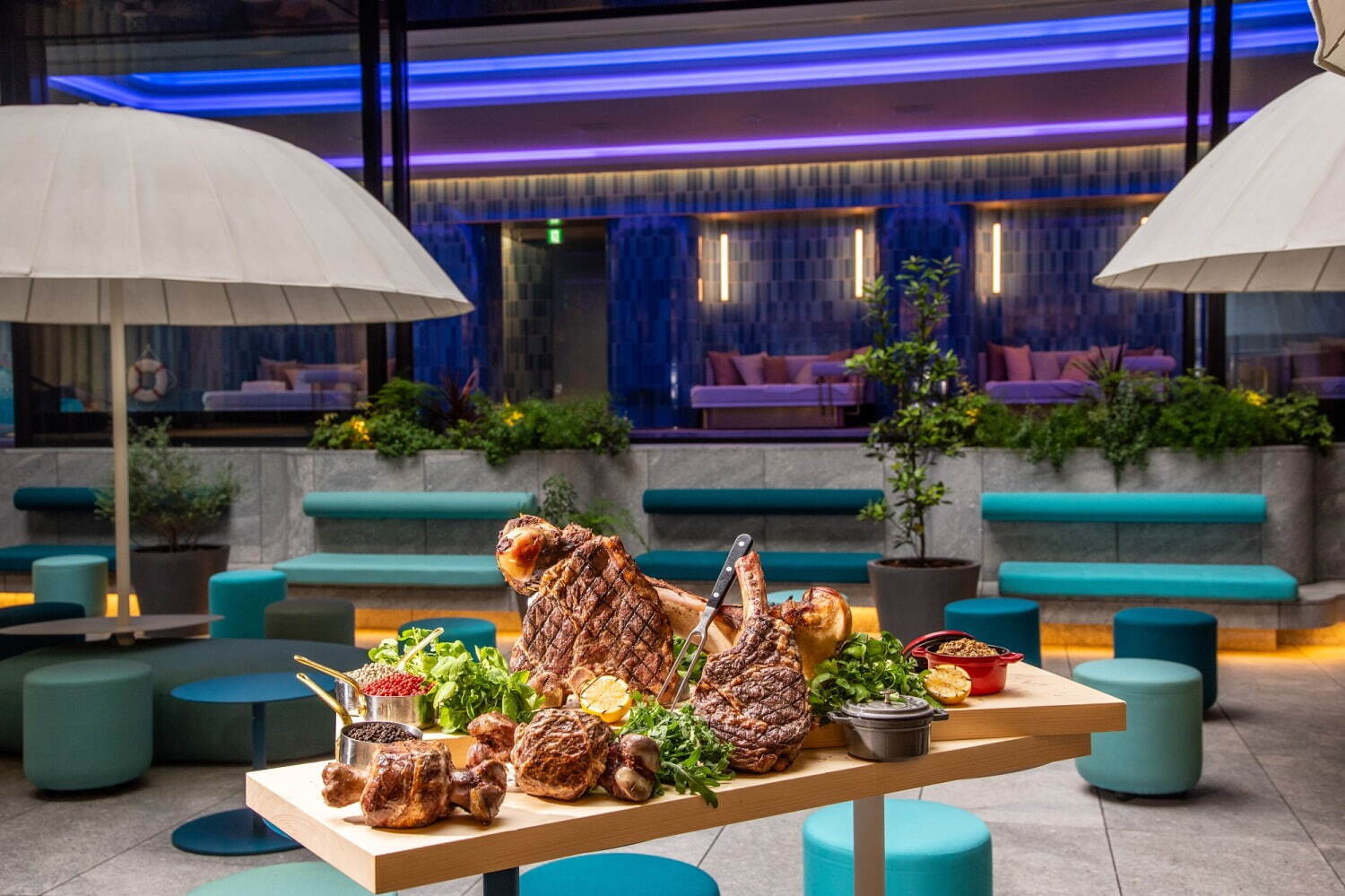 W 大阪のプールサイドテラス&バーがオープン、“水着を着たまま”味わえる豪快肉料理やカクテル|写真1