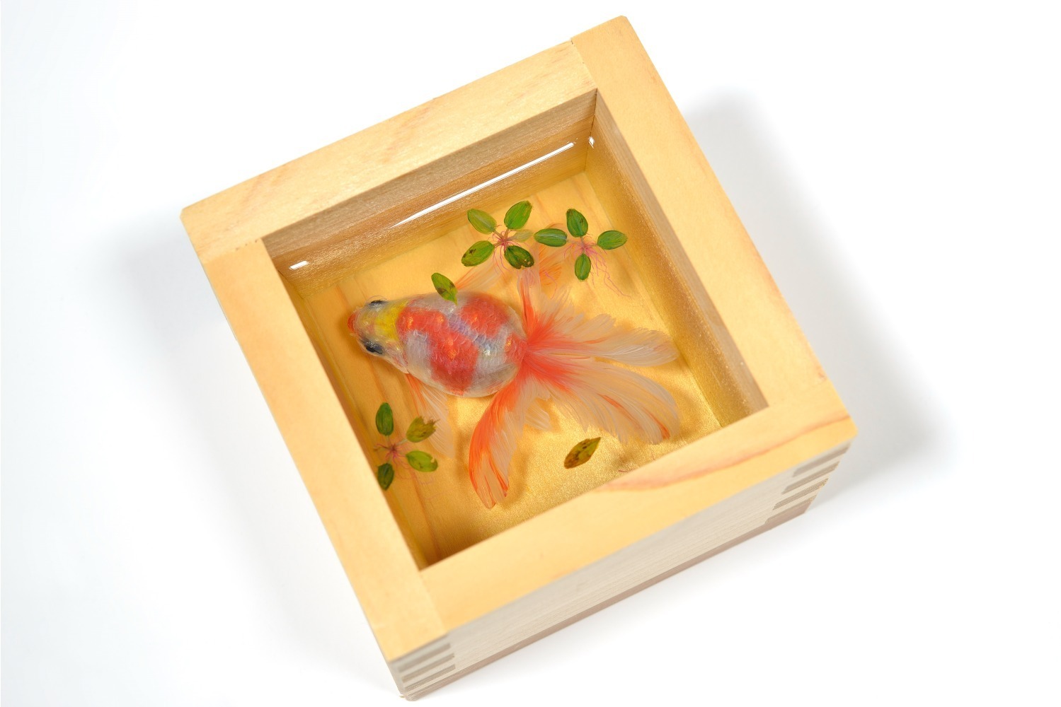 “リアルな金魚アート”深堀隆介展「金魚解禁 日本橋」生きているような金魚作品が日本橋三越本店に