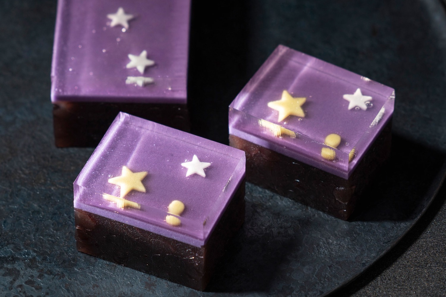 鶴屋吉信の和菓子「七夕」“夏の星”を閉じ込めた琥珀羹＆小倉羹、天の川のパッケージで