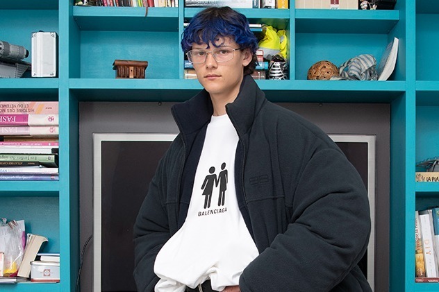 バレンシアガ新作ウェア、ジェンダーシンボル着想のアートワークを配したTシャツ＆フーディ